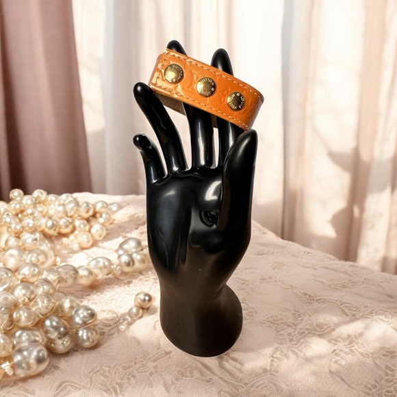 Louis Vuitton Monogram Vernis Bracelet A109 - Picture 4 of 8